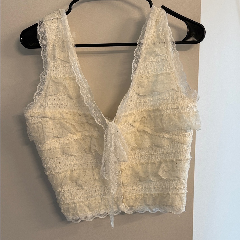 POL Cream Lace Ruffle V-Neck Crop Top Size M (runs big)